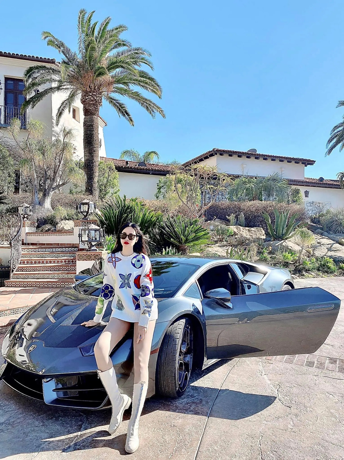 Không gian xung quanh ngôi nhà của con dâu tỷ phú Hoàng Kiều đẹp như một bức tranh.