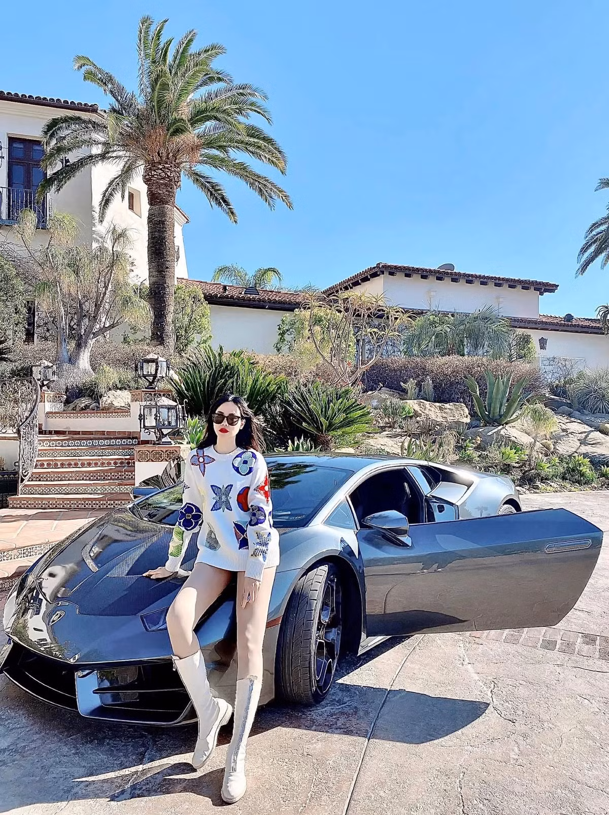 Không gian xung quanh ngôi nhà của con dâu tỷ phú Hoàng Kiều đẹp như một bức tranh.