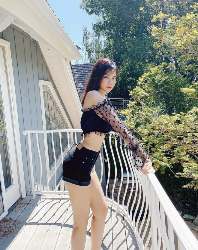 Từ ban công biệt thự nhìn thẳng ra hồ nước.