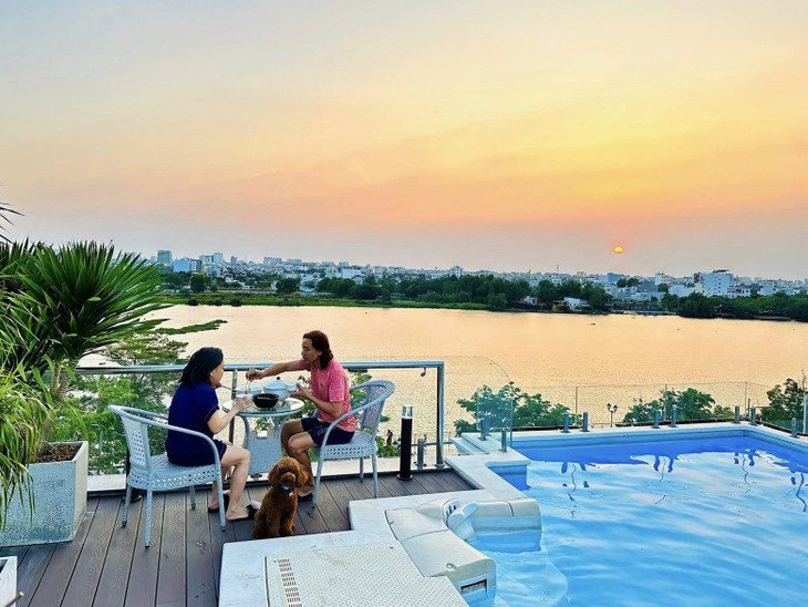 Bên trong biệt thự còn có bể bơi lớn view ngắm sông tuyệt đẹp. Nguồn ảnh: FBNV