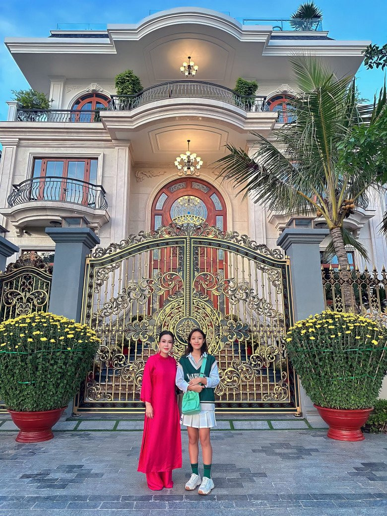 Biệt thự của danh hài Việt Hương được cho là có giá 240 tỷ đồng, tính cả nội thất lên đến 300 tỷ đồng.