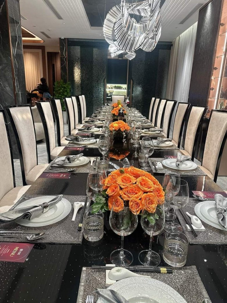 Bàn ăn sang trọng được tô điểm bởi hoa tươi.