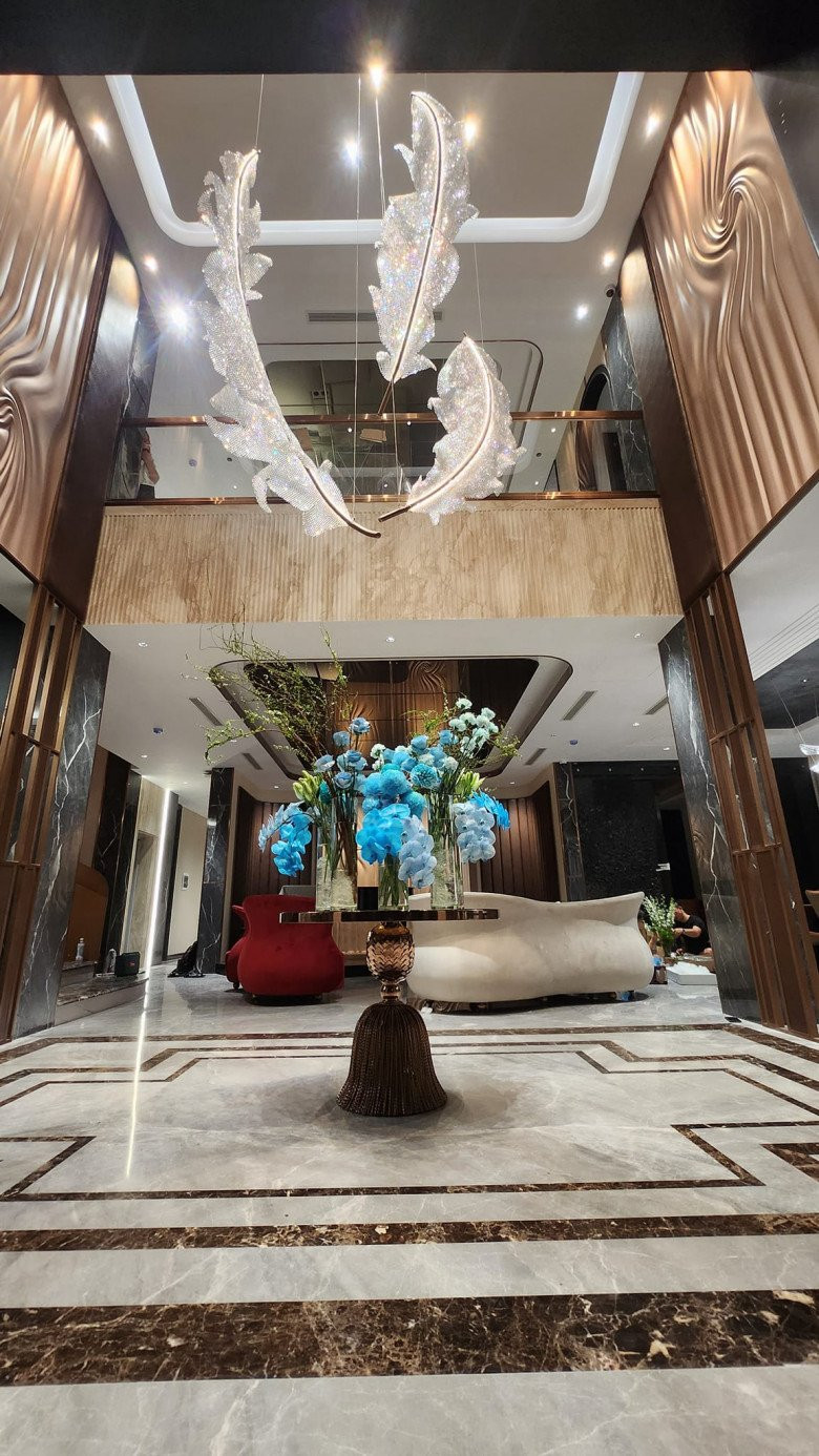 Những bình hoa lớn tựa như một tác phẩm nghệ thuật vừa là điểm nhấn, vừa làm tăng giá trị thẩm mỹ cho không gian sống.