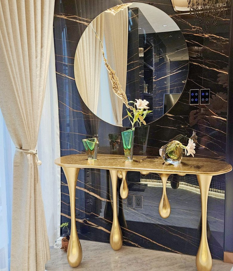 Nhạc sĩ Hoài Phương còn rất khéo tay và có gu nghệ thuật khi tự tay cắm hoa, làm đẹp không gian sống.