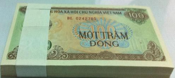 Việc dùng 100 đồng mua hàng hóa cũng không còn được người bán chấp nhận. Ảnh: Shoptienxua