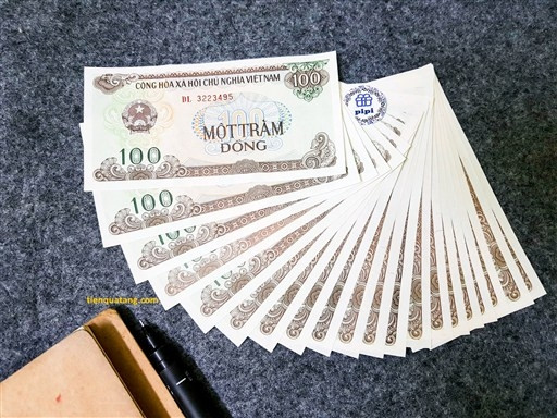 Để có thể sở hữu tờ 100 đồng, nhiều người chấp nhận chịu mức phí rất cao. Ảnh: Internet
