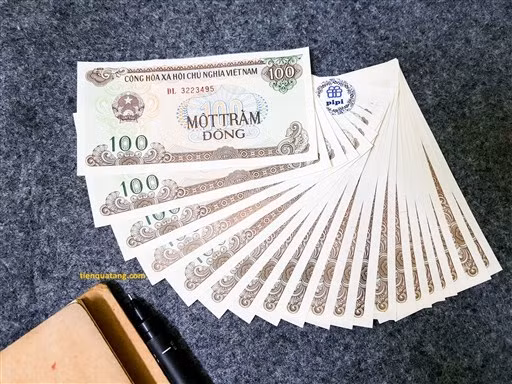 Để có thể sở hữu tờ 100 đồng, nhiều người chấp nhận chịu mức phí rất cao. Ảnh: Internet