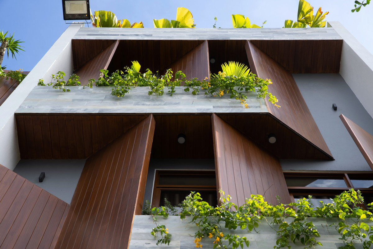 Vào những thời điểm khác nhau lượng nắng vào nhà sẽ khác nhau. Đồng thời bố trí những chậu cây rủ chịu nắng cũng giúp giảm lượng nắng trực tiếp vào công trình.