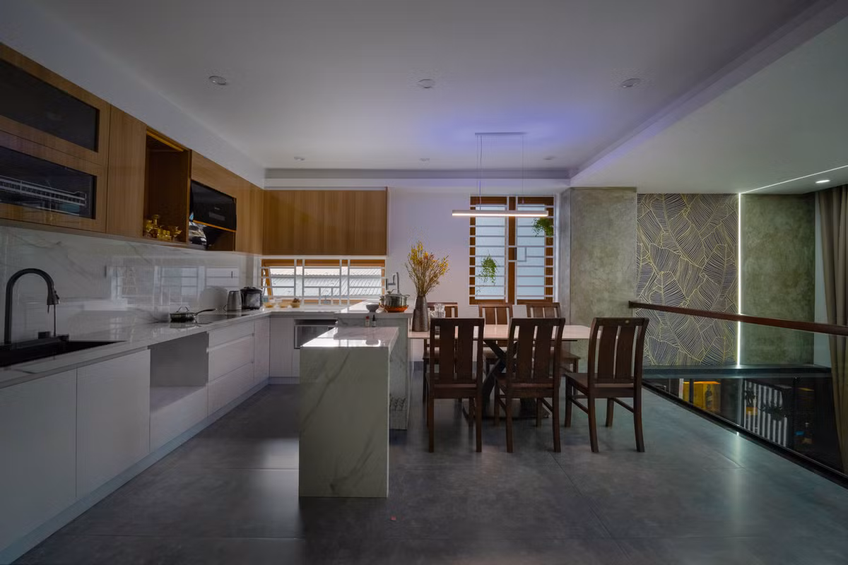 Khu vực bếp tiện nghi với bàn ăn lớn phục vụ nhu cầu cho cả gia đình.