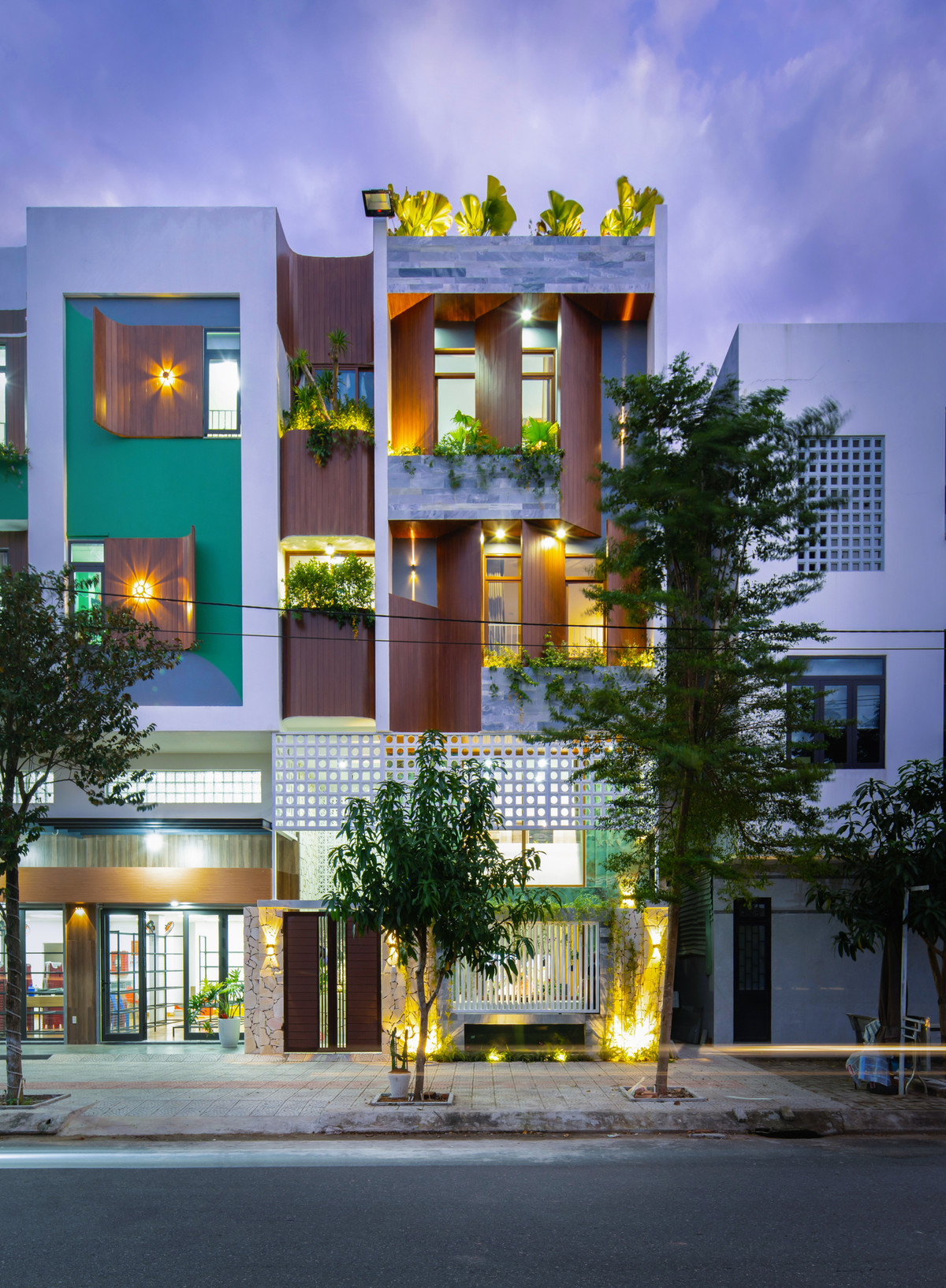 Tọa lạc tại thành phố Đà Nẵng, A2 House có mặt tiền rộng nhưng chiều dài tương đối ngắn. Hơn nữa, ngôi nhà còn hướng Tây nên mặt tiền hứng trọn cái nắng gay gắt của mặt trời.