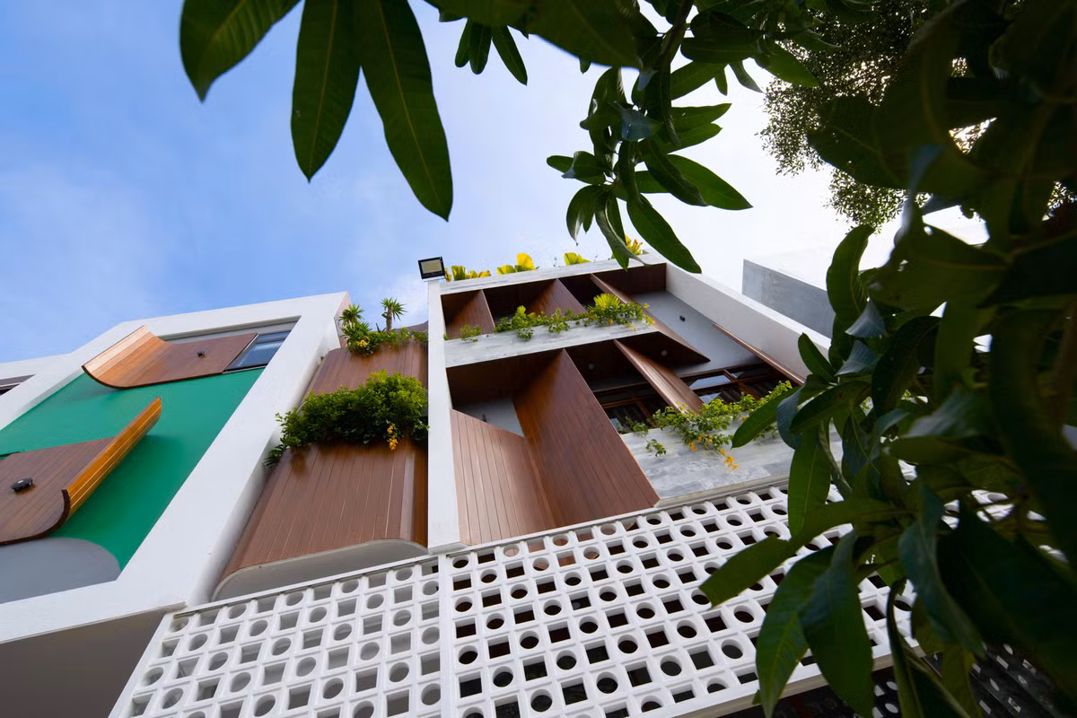 Để đối phó với mặt tiền hứng trọn nắng hướng Tây, kiến trúc sư sử dụng tường lam xéo theo nếp gấp được thiết kế qua lại liên tục tầng 2,3 nhằm giảm góc chiếu nắng vào phòng ngủ.