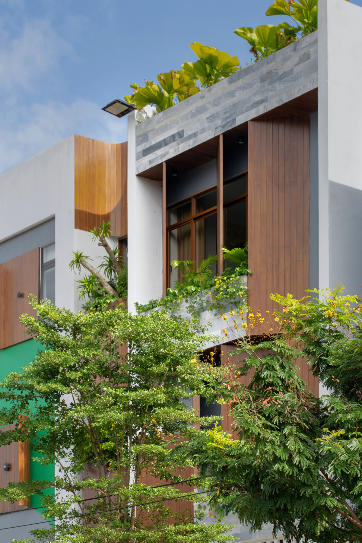 Căn nhà nằm trong khu đô thị nên nếu không xử lý khéo sẽ rất bí bách, thiếu khoảng thở và hứng trọn ánh nắng gay gắt vào buổi chiều.