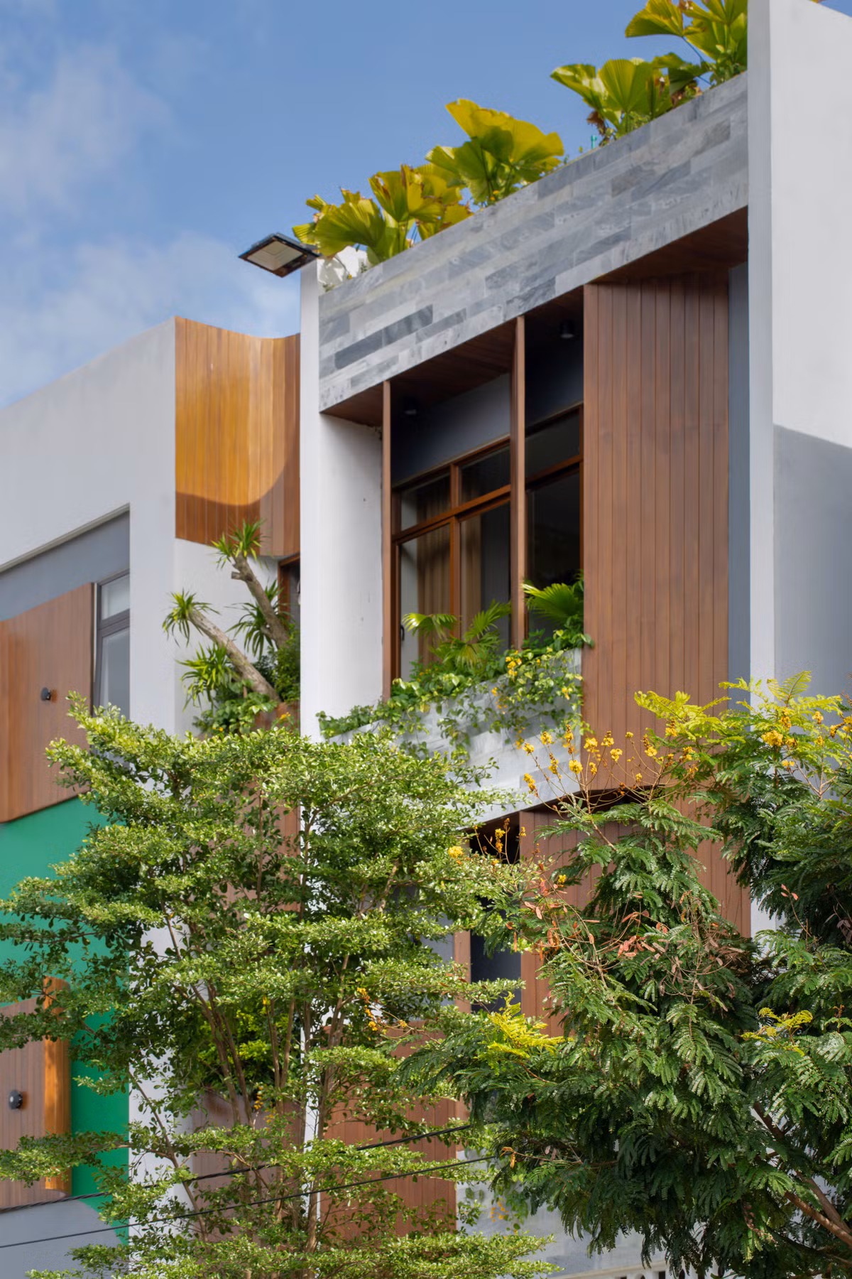 Căn nhà nằm trong khu đô thị nên nếu không xử lý khéo sẽ rất bí bách, thiếu khoảng thở và hứng trọn ánh nắng gay gắt vào buổi chiều.