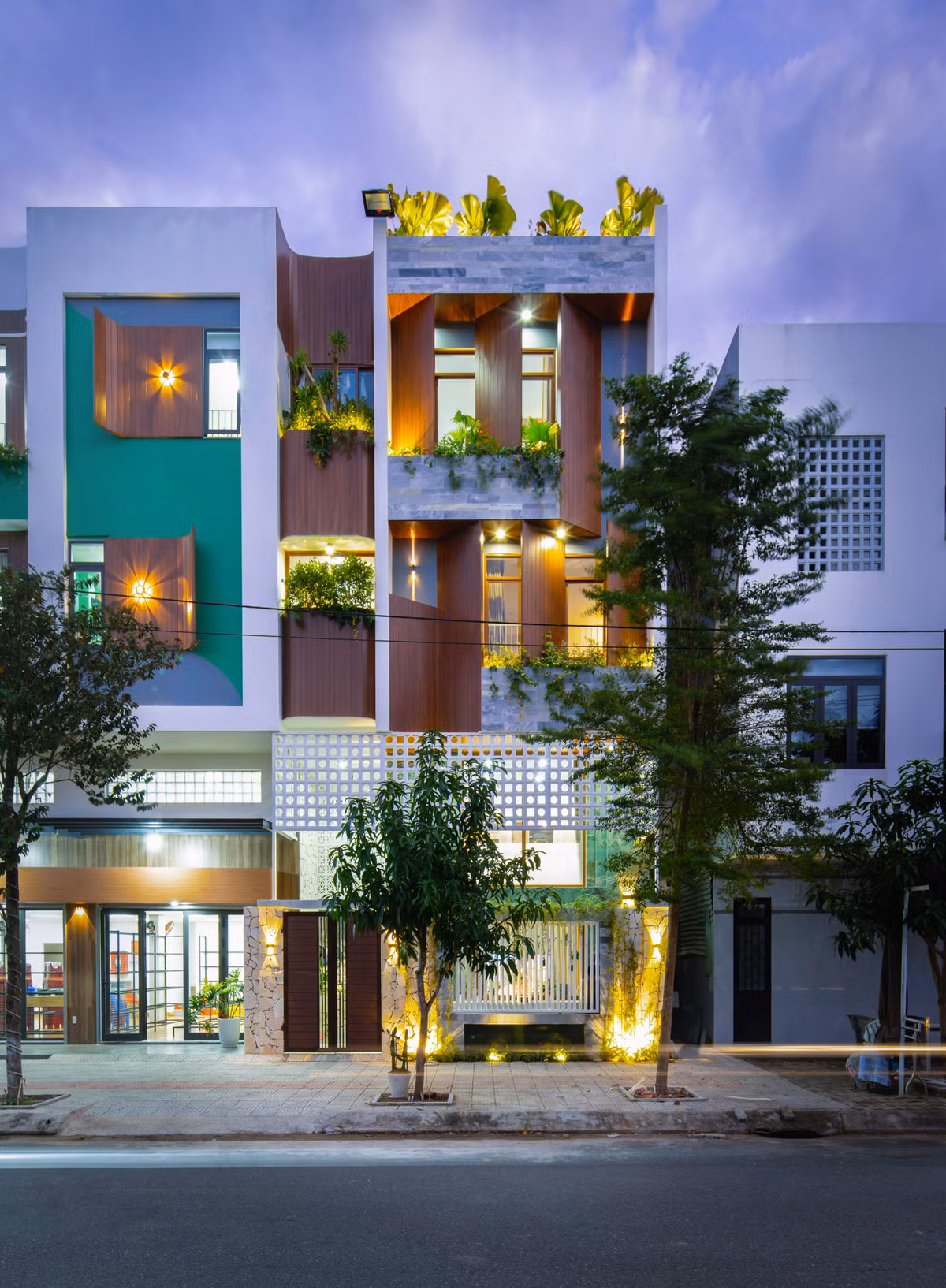 Tọa lạc tại thành phố Đà Nẵng, A2 House có mặt tiền rộng nhưng chiều dài tương đối ngắn. Hơn nữa, ngôi nhà còn hướng Tây nên mặt tiền hứng trọn cái nắng gay gắt của mặt trời.