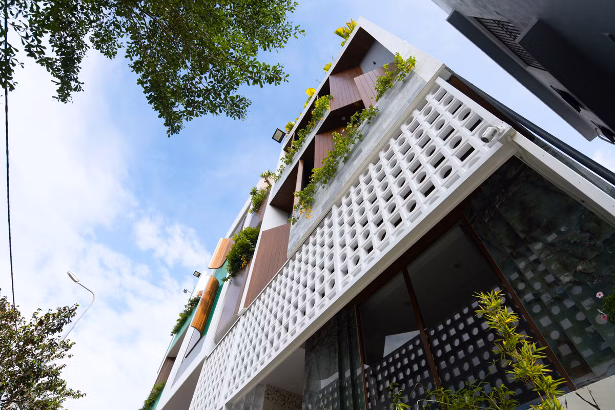 Do đó, vấn đề kiến trúc sư ưu tiên giải quyết là giảm thiểu được ảnh hưởng của nắng nóng, đồng thời có đủ màu xanh của thiên nhiên và không gian sinh hoạt trong nhà phải được thông thoáng.