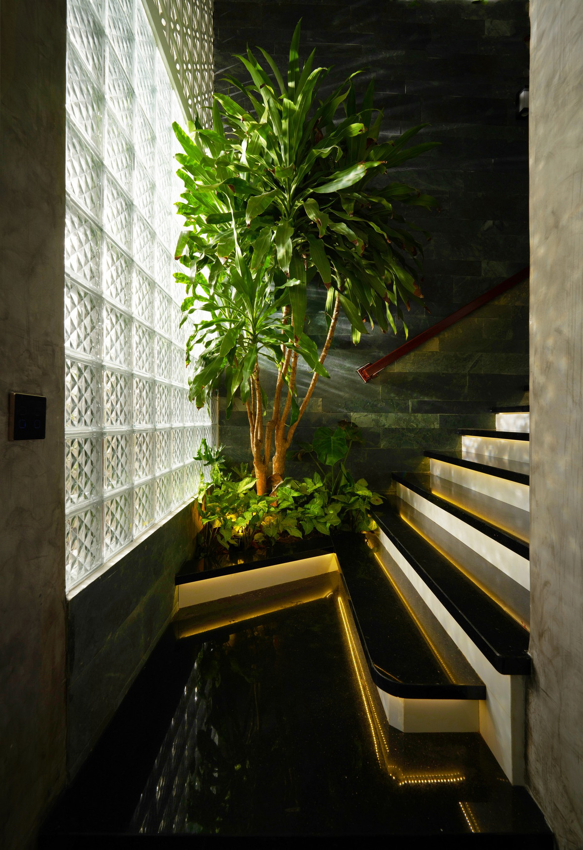 Bức tường hoa gió nửa kín nửa hở có tác dụng làm dịu ánh nắng chói mà vẫn đưa được ánh sáng, gió trời vào trong nhà, góp phần giảm đi sự bí bách thường thấy của nhà phố.