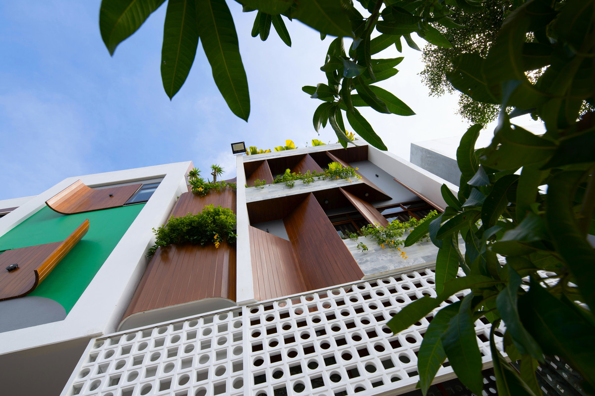 Để đối phó với mặt tiền hứng trọn nắng hướng Tây, kiến trúc sư sử dụng tường lam xéo theo nếp gấp được thiết kế qua lại liên tục tầng 2,3 nhằm giảm góc chiếu nắng vào phòng ngủ.