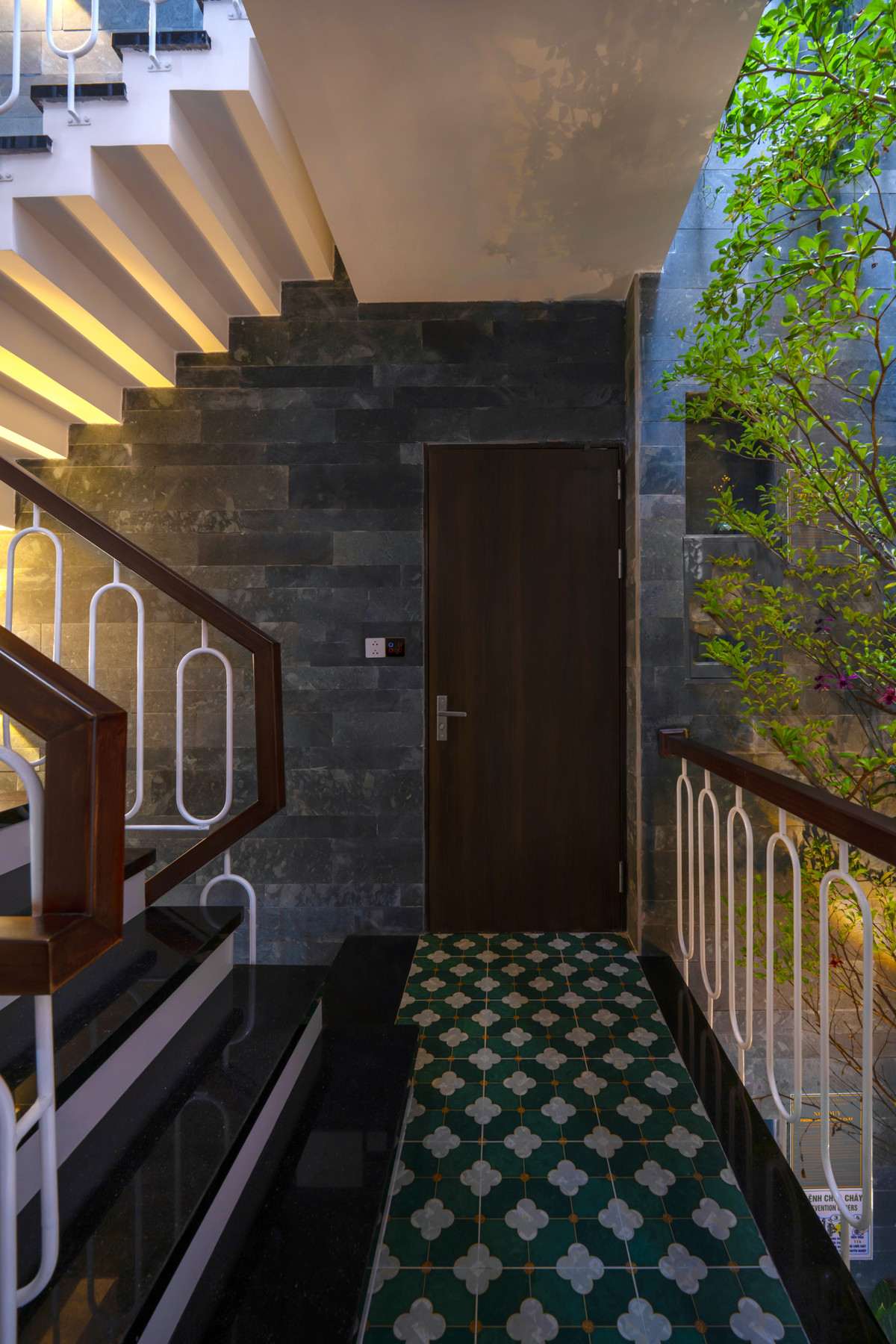 Ánh sáng được bố trí từ từ theo các khu ảnh hưởng trực tiếp và phân tách không gian thành các thành phần ánh sáng, vật chất, yên tĩnh và nhiệt độ, tạo cho khung cảnh một cảm giác bình yên.