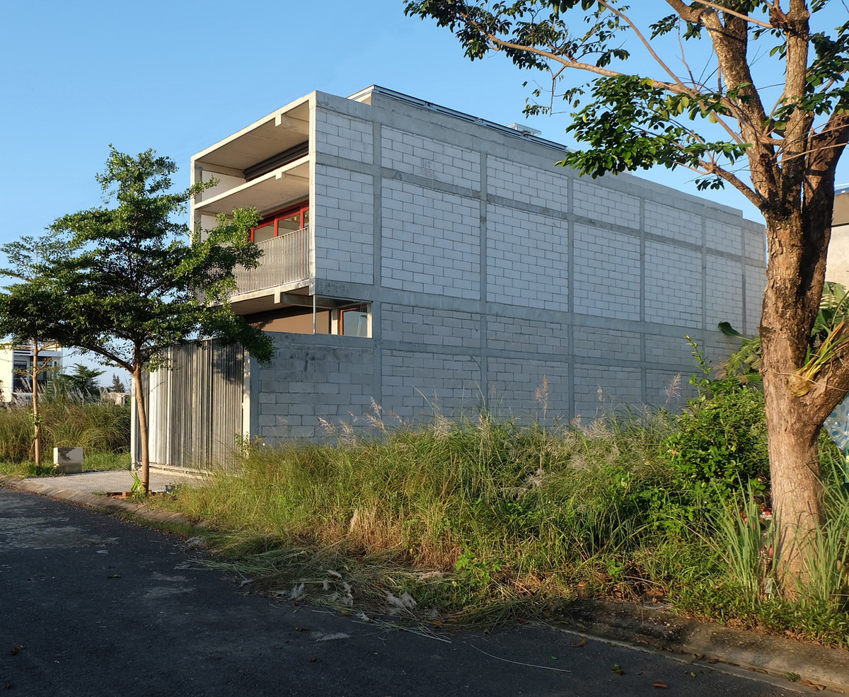 Maison Piaggio là ngôi nhà 2 tầng xây dựng trên lô đất 5 x 20m điển hình ở phía nam của Đà Nẵng. Nhà có sân vào, phòng khách, bếp, 2 phòng ngủ, 2 phòng tắm và 1 studio.