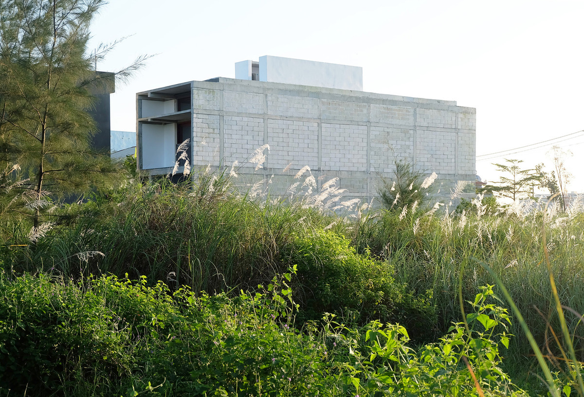 Để giảm nóng và làm mát cho ngôi nhà trong khu vực khí hậu nắng nóng, kiến trúc sư lựa chọn bê tông được khí chưng áp cách nhiệt giúp giảm thiểu sự truyền nhiệt và ngói đất sét cách nhiệt phủ sơn phản quang cho phần mái.