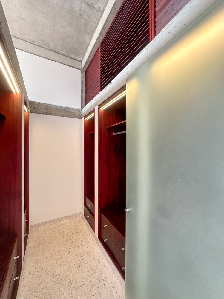 Gỗ cứng nhiệt đới được sử dụng làm cửa trượt, cửa chớp và đồ nội thất. Nguồn ảnh: Nguyễn Quốc Đạt , David Rockwood , Võ Lê Tuân , Triệu Chiến