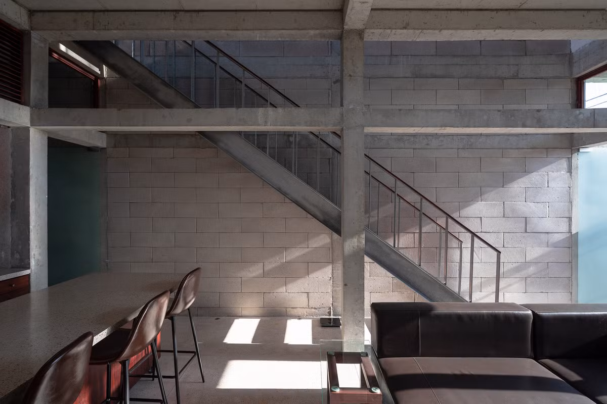 Bên trong nhà, nét mộc mạc được thể hiện bằng các trục rầm đỡ và tường bê tông không sơn trát.