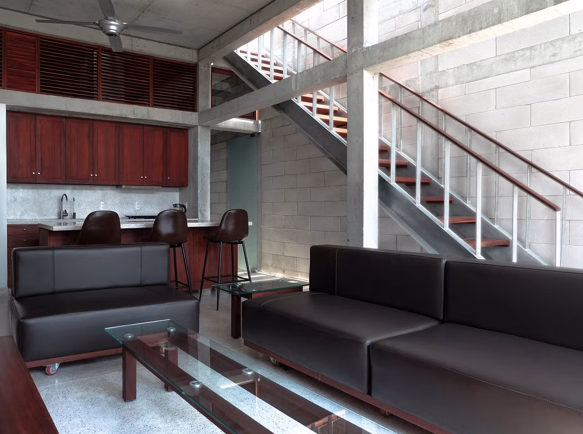 Toàn bộ nội thất màu nâu gỗ trầm mang đến vẻ đẹp cổ điển cho căn nhà.