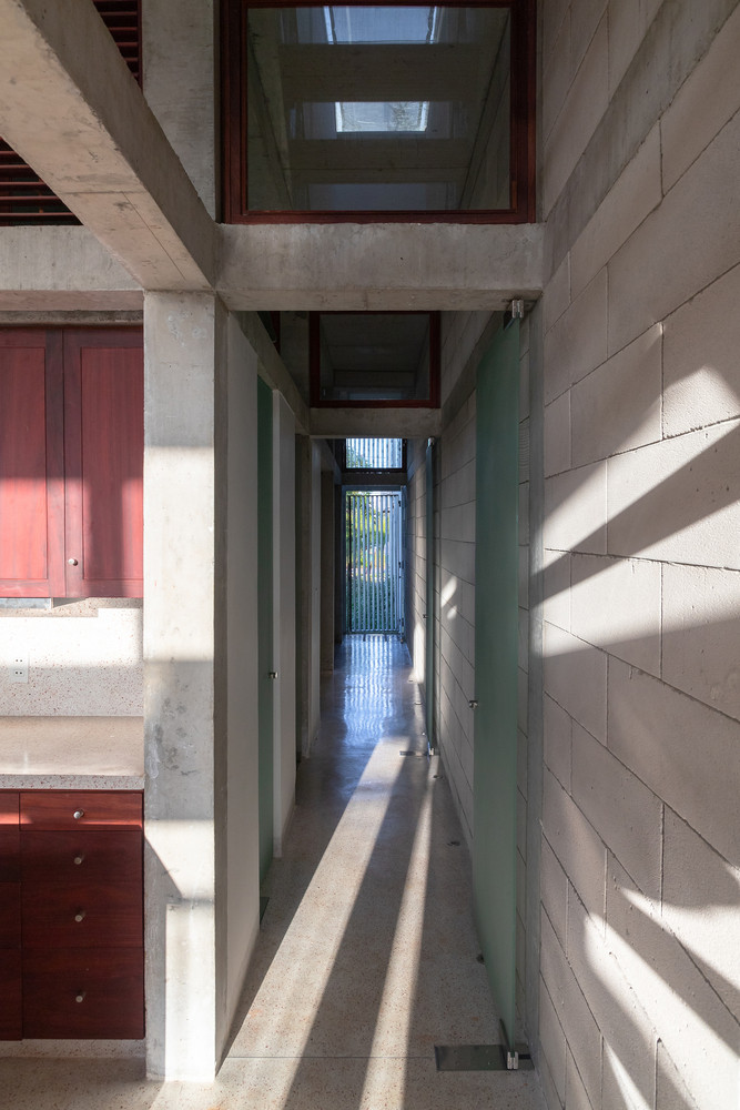 Các khe hở được bố trí khắp nhà không chỉ có chức năng thông khí mà còn là nhân tố mở đường cho "cuộc dạo chơi của ánh sáng", làm nên sự thú vị cho ngôi nhà không sơn trát.