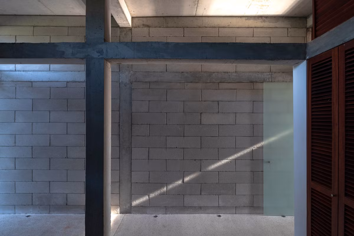 Các đường dẫn điện và hệ thống ống nước được giấu bên dưới hoặc bên trong các tấm và tường rỗng.