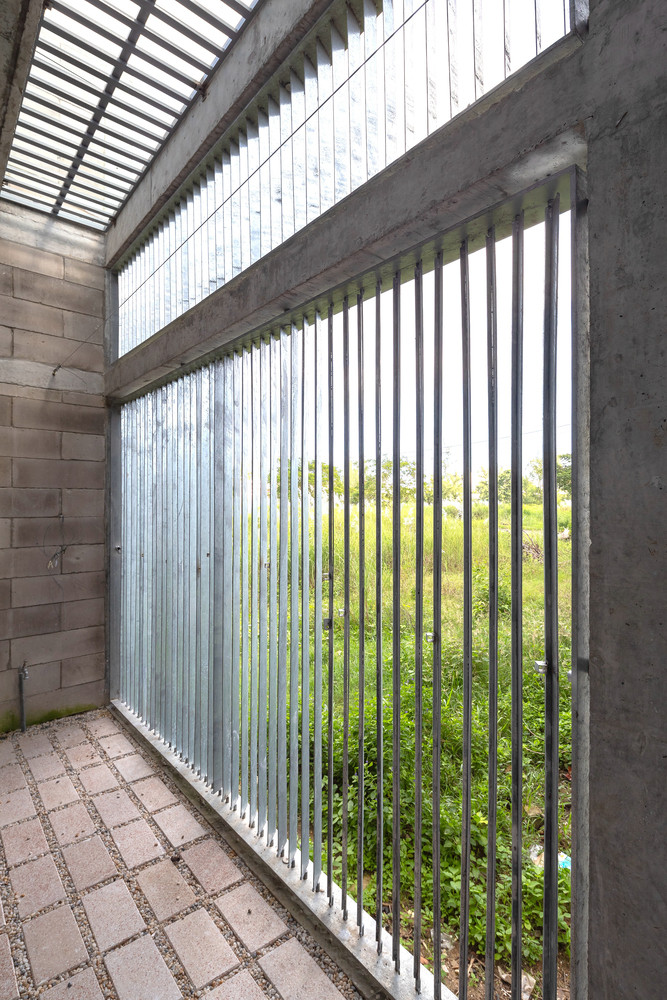 Hệ lam được bố trí hai đầu của ngôi nhà giúp điều tiết thông gió, hút gió từ ngoài trời làm mát không khí bên trong.