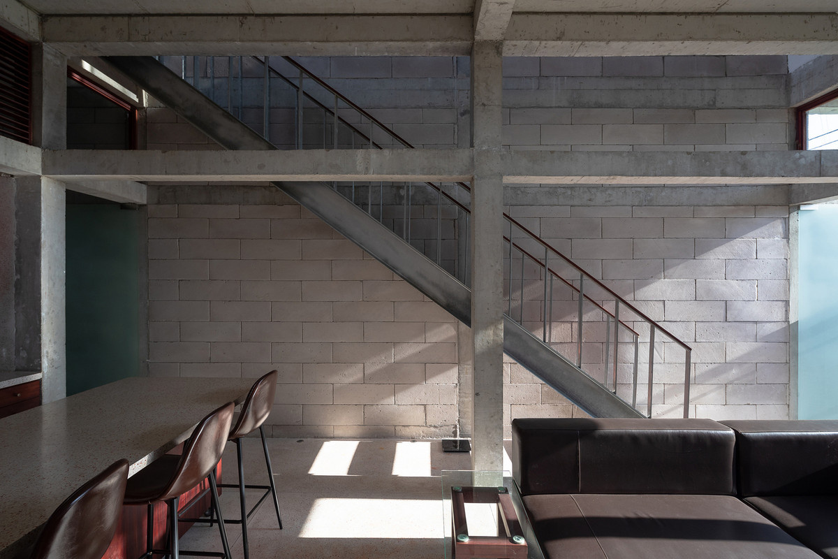 Bên trong nhà, nét mộc mạc được thể hiện bằng các trục rầm đỡ và tường bê tông không sơn trát.