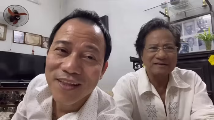 Mới đây, kênh YouTube của ca sĩ Chế Phong đăng livestream cuộc hội ngộ giữa anh và bố ruột là danh ca Chế Linh tại TP HCM. Qua đó, khán giả bất ngờ khi danh ca Chế Linh vẫn rất trẻ trung, phong độ dù đã ở tuổi 82. Ảnh chụp màn hình.