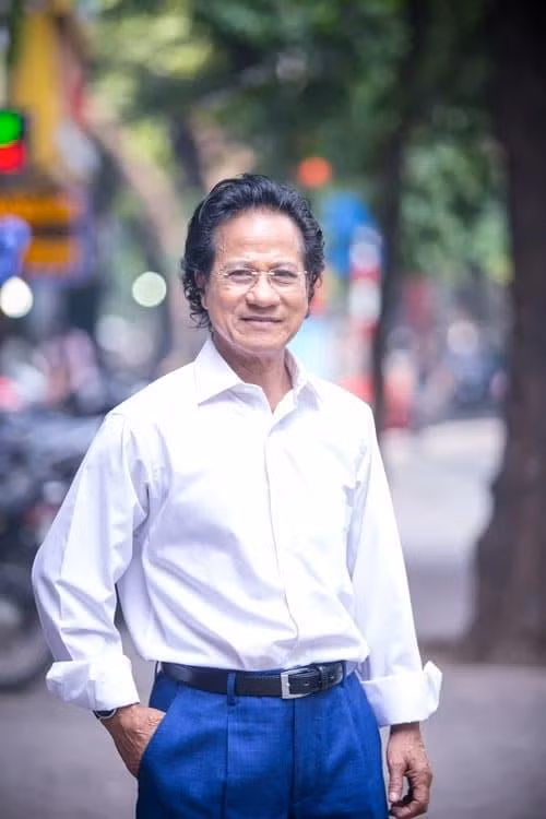 Danh ca Chế Linh nổi tiếng với dòng nhạc vàng. Dù tuổi đã cao nhưng ông vẫn sở hữu giọng hát trời cho. Hiện tại, Chế Linh sống cùng vợ thứ 4 rất bình an ở Canada. Ảnh: Vietnamnet