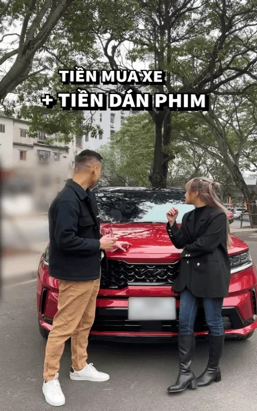 Trước đó, vào năm 2023, gia đình Quyền Leo tậu xe mới giá lăn bánh 1,5 tỷ đồng và tặng cho bố mẹ 1 chiếc ô tô mới.