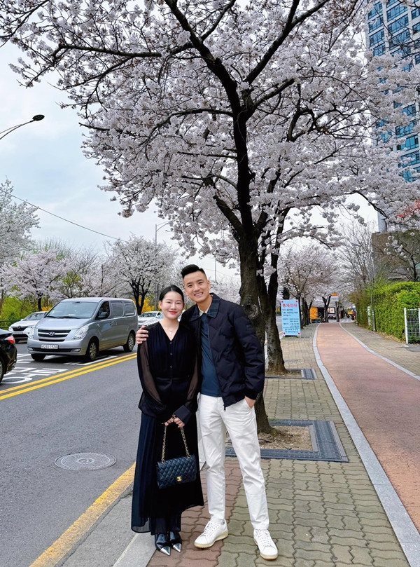 Trong giới livestream, Quyền Leo Daily là một cái tên nổi bật. Chủ kênh TikTok Quyền Leo Daily là hai vợ chồng Nguyễn Lan Anh (SN 1992) và Lã Quốc Quyền (SN 1995).