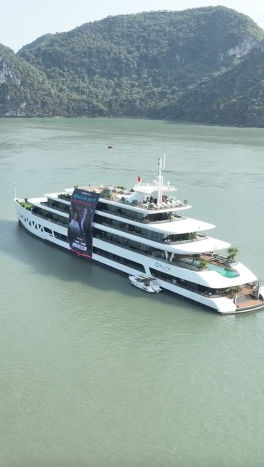 Trong phiên livestream mới đây, Quyền Leo còn chơi lớn, thuê hẳn du thuyền 500 tỷ đồng để quảng bá. Những con số này khiến dân tình không khỏi trầm trồ về khối tài sản của cặp đôi. Nguồn ảnh: FBNV, chụp màn hình