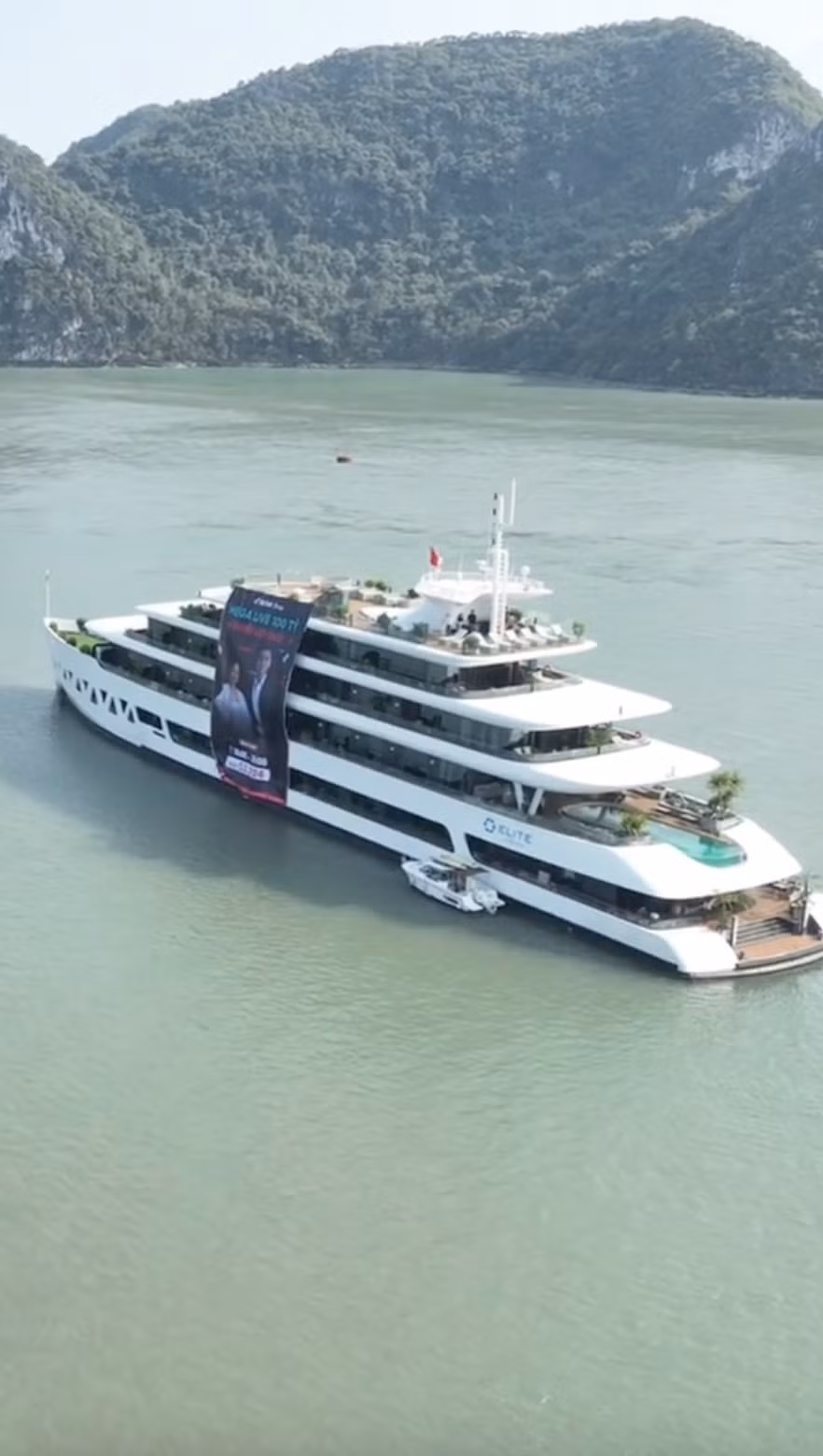Trong phiên livestream mới đây, Quyền Leo còn chơi lớn, thuê hẳn du thuyền 500 tỷ đồng để quảng bá. Những con số này khiến dân tình không khỏi trầm trồ về khối tài sản của cặp đôi. Nguồn ảnh: FBNV, chụp màn hình