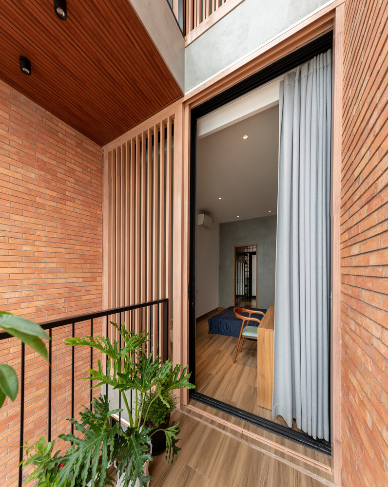 Tầng 2,3,4 là phòng ngủ có phòng tắm riêng vách kính.