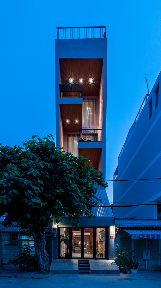 Các ban công được khoét rỗng ở mỗi tầng với các vị trí khác nhau, tạo sự thú vị cho mặt tiền.