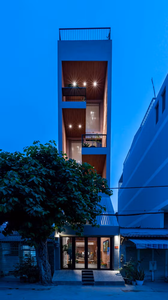 Các ban công được khoét rỗng ở mỗi tầng với các vị trí khác nhau, tạo sự thú vị cho mặt tiền.