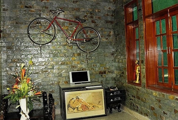 Chiếc xe đạp cũ gắn bó với nam ca sĩ từ khi bắt đầu dấn thân vào con đường nghệ thuật được nam ca sĩ treo trên tường. Ảnh: Internet