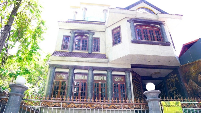 Đáng chú ý nhất là căn biệt thự dát vàng nằm trên con phố sầm uất ngay trung tâm TP HCM. Ảnh: Internet