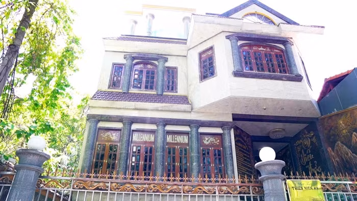 Đáng chú ý nhất là căn biệt thự dát vàng nằm trên con phố sầm uất ngay trung tâm TP HCM. Ảnh: Internet