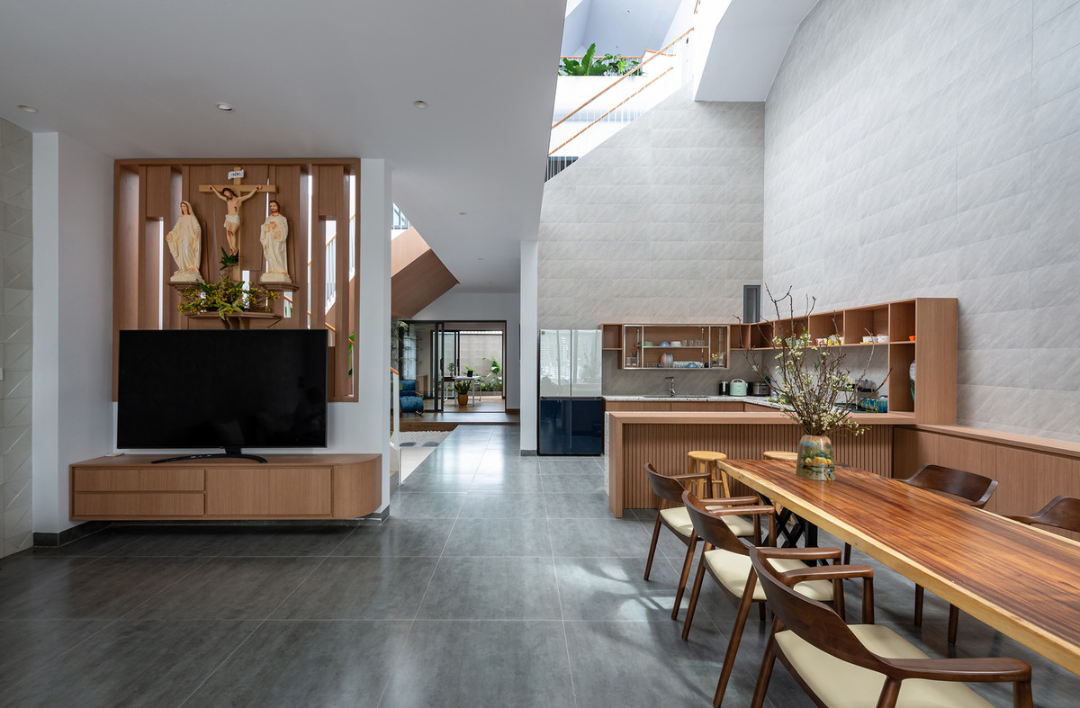 Bên trong nhà gồm phòng khách, bếp, phòng ăn, phòng ngủ bố mẹ và phòng làm việc.