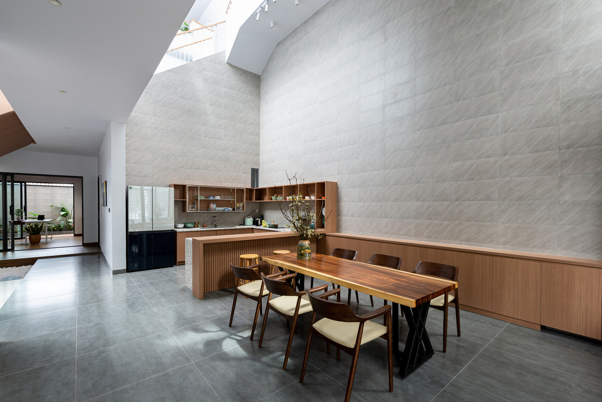 Từ sảnh, hành lang, cầu thang tầng 2 và tầng 3, gia chủ có thể quan sát và kết nối khu vực bếp và phòng khách nhờ giếng trời.