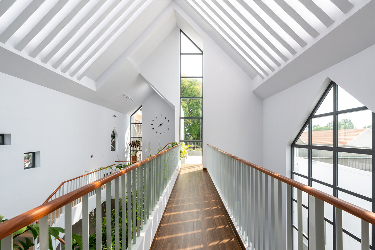 Khu vực tầng 3 phía trước là khu tĩnh tâm cầu nguyện của gia đình có cửa sổ nhìn ra nhà thờ và sân thượng để cây xanh, thư giãn.