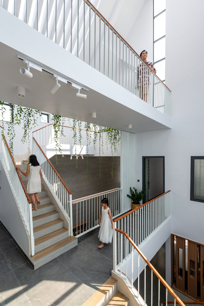Cây dây leo được bố trí xung quanh nhà. Phía sau được quy hoạch thành phòng trưng bày kỷ vật gia đình, không gian phơi đồ. Nguồn ảnh: London Studio