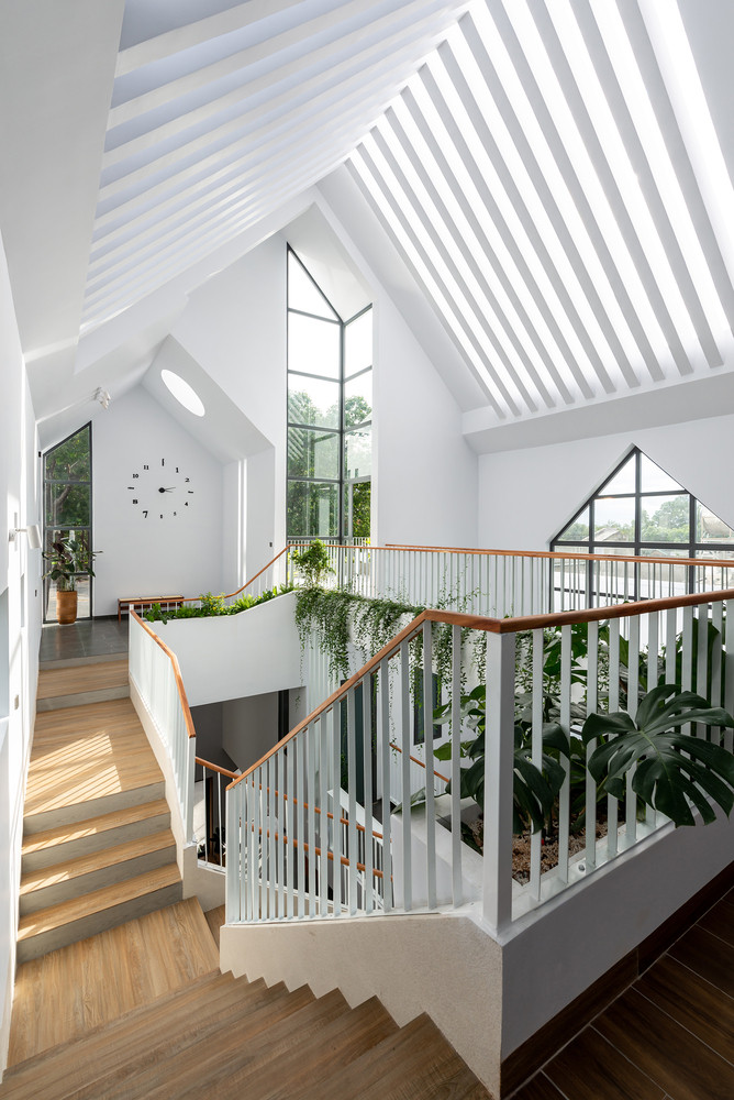 Tầng 2 là không gian dành cho các con gồm 3 phòng ngủ. Các phòng ngủ hướng ra tiền sảnh và hành lang chung, là khu vực các con có thể giao lưu, kết nối thường xuyên.