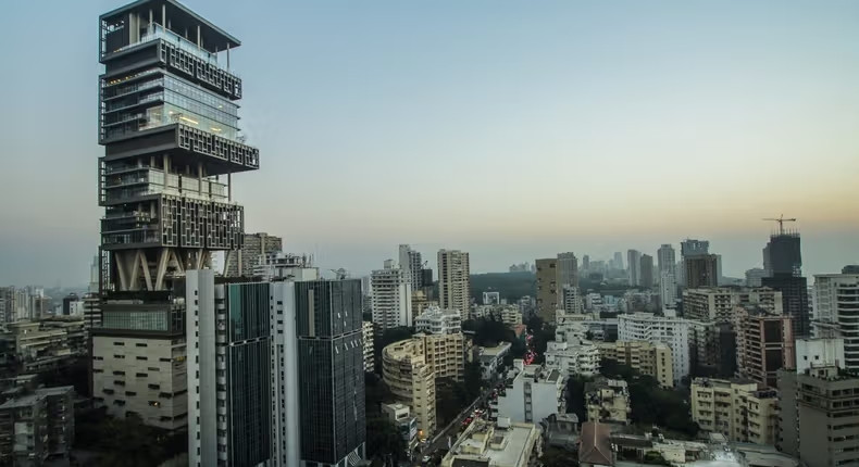 Antilia nằm trên đường Altamount phía Nam Mumbai, được đánh giá là tòa nhà tư nhân đắt nhất thế giới, có giá trị ước tính khoảng 1 tỷ USD.