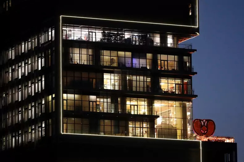 Thiết kế kiến trúc của Antilia được tạo hình theo đường nét của hoa sen và mặt trời. Trong nhà có tới 9 thang máy, rạp chiếu phim 50 chỗ và khu spa đầy đủ dịch vụ.